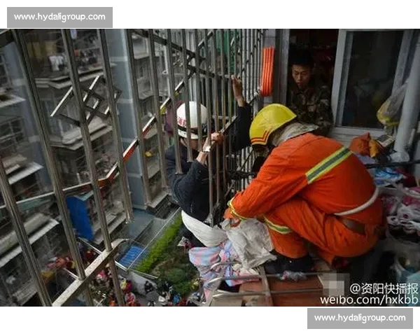 四楼悬窗生死劫!外卖小哥徒手攀楼托举生命 四楼悬窗生死劫!外卖小哥徒手攀楼托举生命